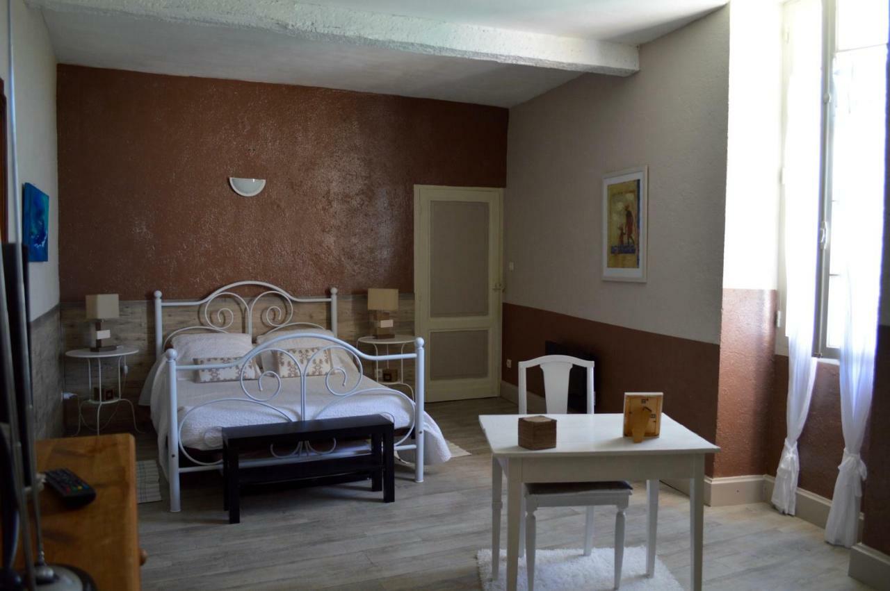 Le Prieure Bed and Breakfast Saint-Pey-de-Castets Esterno foto